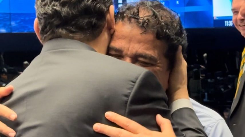 Senador Magno Malta abraça o presidente da Casa, Davi Alcolumbre (Foto: Reprodução)