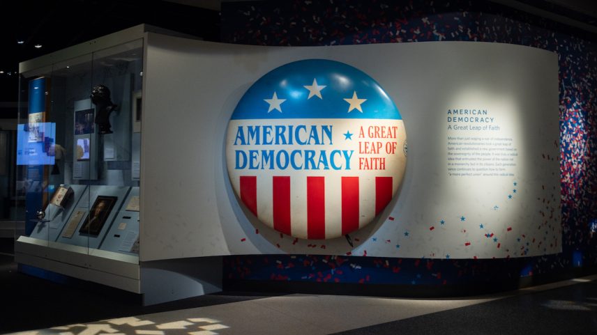 Exibição sobre a democracia americana no Museu Nacional de História Americana. (Foto: Maansi Srivastava/The Washington Post via Getty Images)