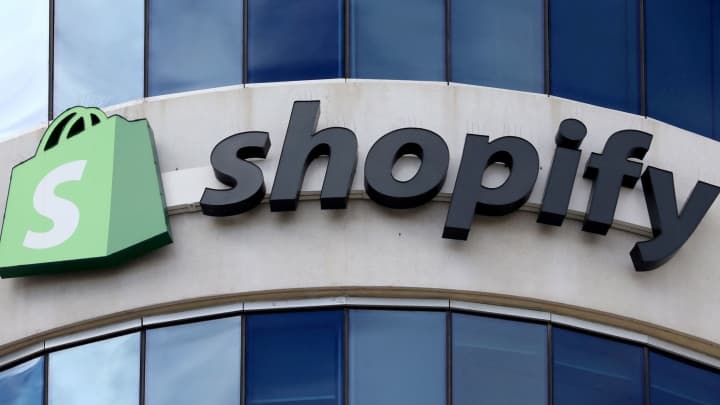 O logo da Shopify é visto do lado de fora de sua sede em Ottawa, Ontário, em 28 de setembro de 2018. (Foto: Chris Wattie | Reuters)