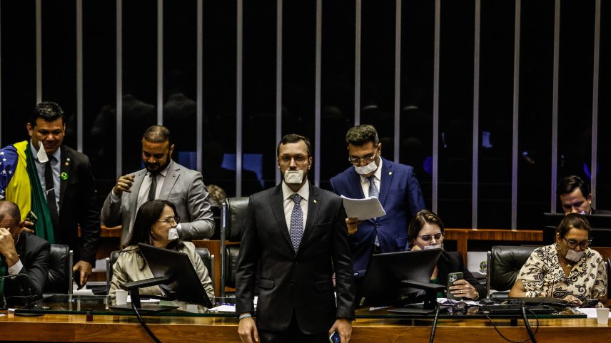 Deputados da oposição fazem ato em plenário da Câmara contra a prisão de Bolsonaro (Foto: Gabriela Biló/Folhapress)