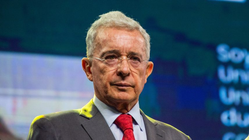 Golpe pesado: Uribe foi condenado em primeira instância e por mais tempo do que pediu a acusação (Foto: Sebastian Barros/NurPhoto via Getty Images)