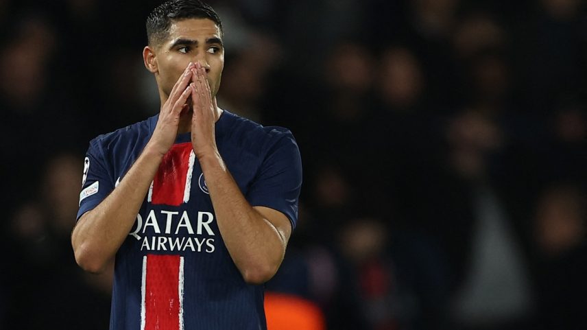 Hakimi lamenta chance perdida no empate do PSG com o PSV (Foto: Frank Fife/AFP)