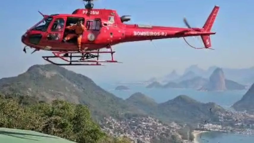 Helicóptero dos bombeiros realiza resgate das vítimas no Parque da Cidade (Foto: Reprodução de vídeo)