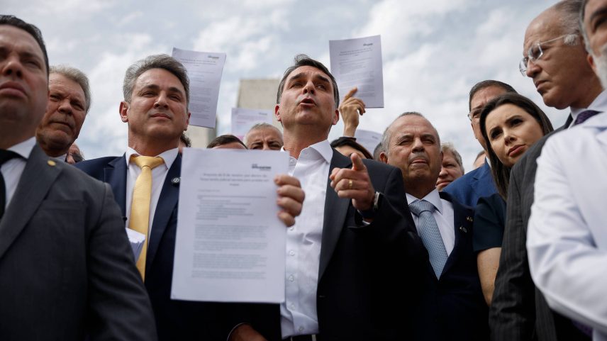 Senador Flávio Bolsonaro e parlamentares do PL durante coletiva em frente ao Congresso Nacional (Foto: Pedro Ladeira - 5.ago.25/Folhapress)