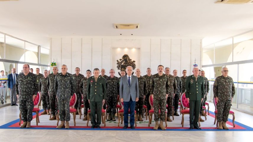Cerimônia durante reunião do Alto-Comando do Exército: o ministro José Múcio (centro) entre os generais Tomás Miguel Ribeiro de Paiva e Richard Nunes (Foto: Cap Edvaldo/Exército Brasileiro)