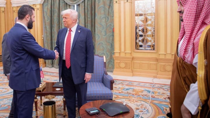 O presidente dos EUA, Donald Trump, se encontra com o presidente sírio, Ahmed al-Sharaa, em Riade, Arábia Saudita, nesta imagem divulgada em 14 de maio de 2025. (Foto: Saudi Press Agency | Via Reuters)