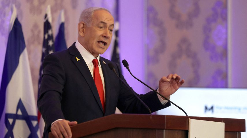 O primeiro-ministro de Israel, Binyamin Netanyahu, fala durante evento em Jerusalém (Foto: Ronen Zvulun - 27.jul.25/Reuters)