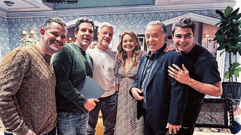 Tony Ramos entre o assistente de direção Pedro Guilherme, o diretor Allan Fiterman e os atores Marcello Novaes, Cláudia Abreu e Rafael Vitti (Foto: Reprodução/Instagram)