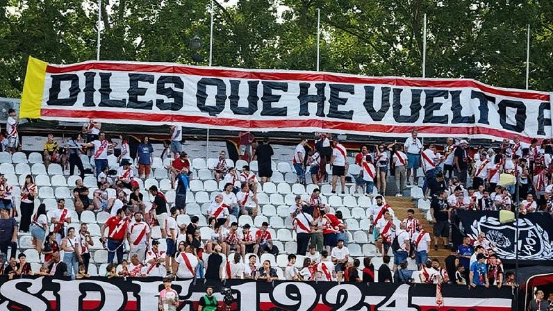 Torcida do Rayo Vallecano no estádio de Vallecas durante partida da Conference (Foto: Reprodução)