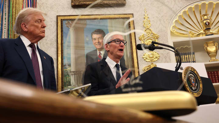 Tim Cook, CEO da Apple, fala enquanto o presidente dos EUA, Donald Trump (E), observa durante um evento no Salão Oval da Casa Branca em 6 de agosto de 2025, em Washington, DC. (Foto: Win Mcnamee | Getty Images)