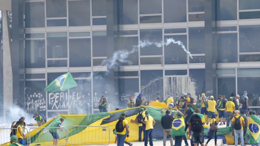 Manifestantes durante atos golpistas do 8 de janeiro, na Praça dos Três Poderes (Foto: Cristiano Mariz/Agência O Globo/08-01-2023)