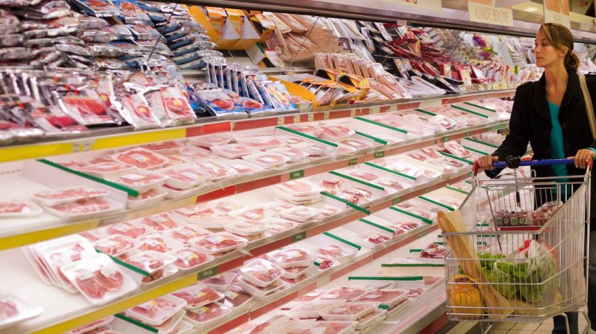 Comprar alimentos no supermercado e comer em casa, em vez de ir a restaurantes, é uma das regras do 'subconsumo' (Foto: plprod/Adobe Stock)