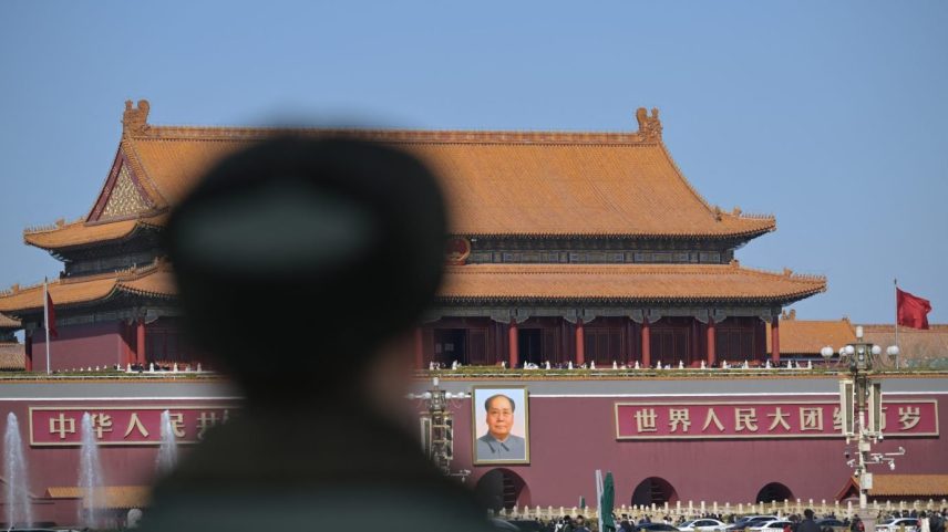 Um soldado do Exército Popular de Libertação da China (PLA) faz a guarda diante do Portão de Tiananmen em Pequim em 3 de março de 2024, antes das reuniões legislativas anuais do país conhecidas como "Duas Sessões". (Foto: Pedro Pardo/AFP)