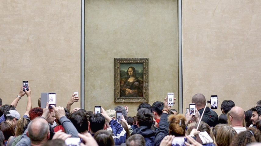 Estudo liga rejeição ao turismo de massa a problemas antigos, como a superlotação de atrações — vide as filas para ver a Monalisa no Louvre (Foto: Pedro Fiúza/NurPhoto/Getty Images)