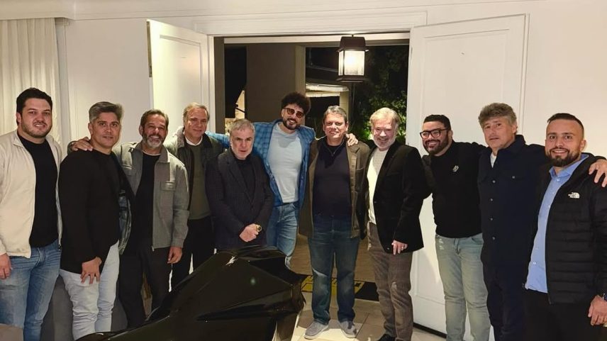 Governador Tarcísio de Freitas se reuniu com empresários como Flávio Rocha, dono da Riachuelo, e do ramo artístico. Jantar ocorreu na casa do cantor Latino (Foto: Reprodução/Instagram).
