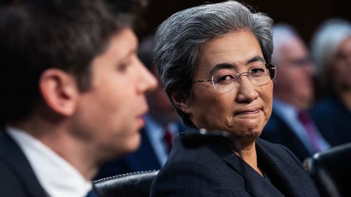 Lisa Su, CEO da Advanced Micro Devices, e Sam Altman, CEO da OpenAI, testemunham durante a audiência do Comitê de Comércio, Ciência e Transporte do Senado intitulada "Vencendo a Corrida da IA: Fortalecendo as Capacidades dos EUA em Computação e Inovação", no edifício Hart na quinta-feira, 8 de maio de 2025. (Foto: Tom Williams | CQ-Roll Call, Inc. | Getty Images)