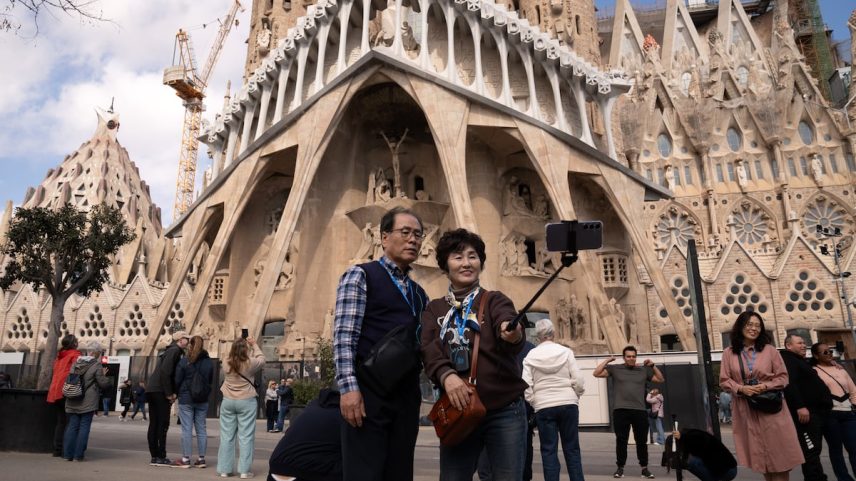 Turistas tiram um selfie em frente à Sagrada Família em Barcelona no dia 15 de março de 2024. (Foto: David Zorrakino/Europa Press/Getty Images)