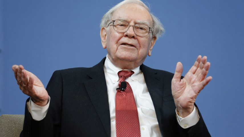 Warren Buffett em um evento da iniciativa 10.000 Pequenas Empresas do Goldman Sachs Group em Detroit, em 26 de novembro de 2013. (Foto: Jeff Kowalsky—Bloomberg via Getty Images)