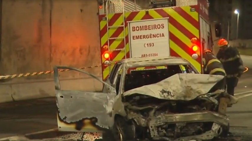 Na fuga, ladrões bateram em outro carro, que pegou fogo (Foto: Reprodução/TV Globo)