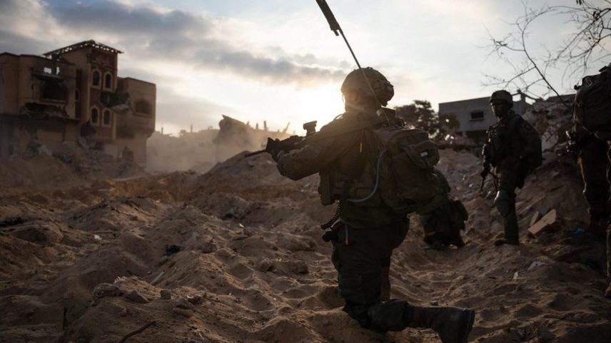 Soldados israelenses se deslocam no terreno na área de Rafah, no sul da Faixa de Gaza (Foto: Forças Armadas de Israel/ AFP)