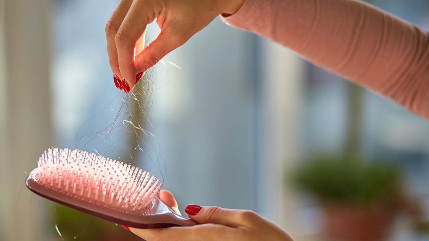 A perda de cabelo relacionada ao GLP-1 é geralmente um efeito colateral temporário, e existem tratamentos disponíveis para ajudar a facilitar o crescimento do cabelo. (Foto: Bondarillia/Getty Images)