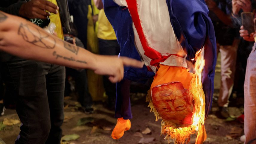 Manifestantes queimam boneco de Trump em frente ao Consulado dos EUA no Rio de Janeiro (Foto: Ricardo Moraes - 1°.jan.25/Reuters)