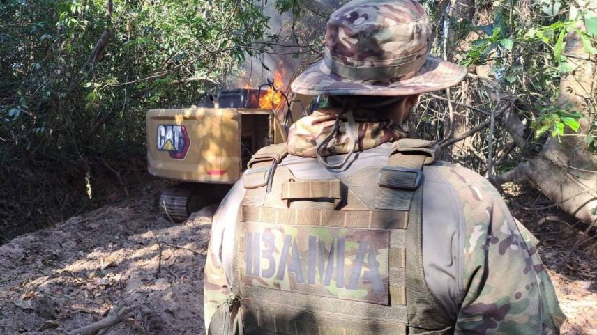 Agente do Ibama durante operação na terra indígena Sararé, na região de Pontes Lacerda (MT) (Foto: Divulgação - 1º.ago.2025/Ibama)