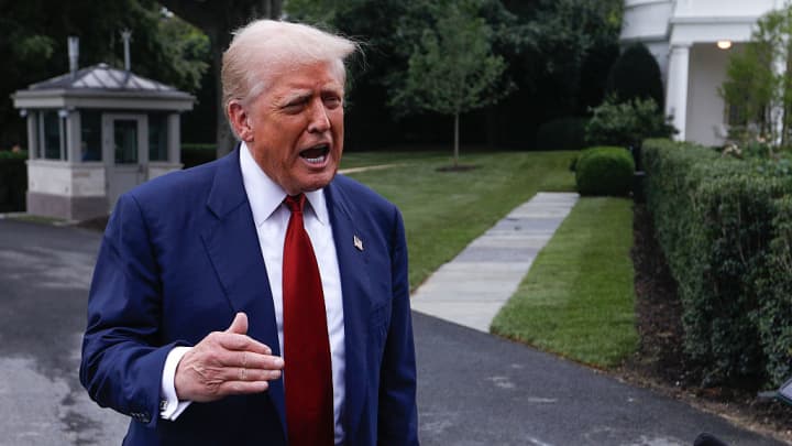 Donald Trump, presidente dos EUA, fala com a mídia na Casa Branca em Washington DC, Estados Unidos, em 1º de agosto de 2025. (Foto: Yasin Ozturk | Anadolu | Getty Images)
