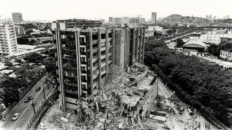 Rédio da antiga sede da Ypiranga, na Rua Francisco Eugênio é demolido para a construção do Residencial Cartola — Foto: Márcia Foletto / Agência O Globo