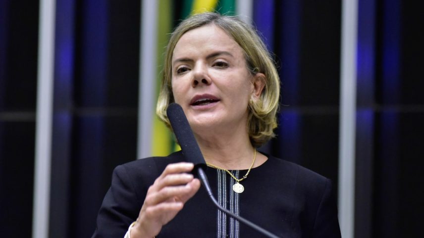 Gleisi Hoffmann defende Lula de críticas do PP e do União Brasil, partidos com integrantes no governo (Foto: Zeca Ribeiro/Câmara dos Deputados)