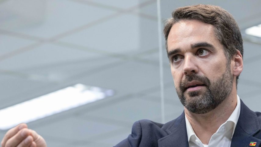 Eduardo Leite afirma que independência na eleição de 2022, quando não apoiou Lula nem Bolsonaro, o diferencia de outros pré-candidatos da direita (Foto: Daniel Teixeira/Estadão)