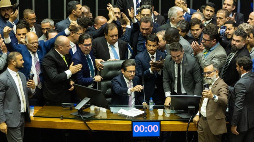 Motta abre a sessão da Câmara (Foto: Brenno Carvalho)