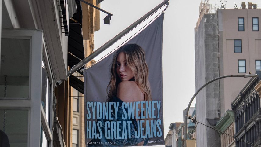Um banner exibe uma campanha publicitária da American Eagle com Sydney Sweeney na cidade de Nova York (Foto: David 'Dee' Delgado - 4.ago.2025/Reuters)