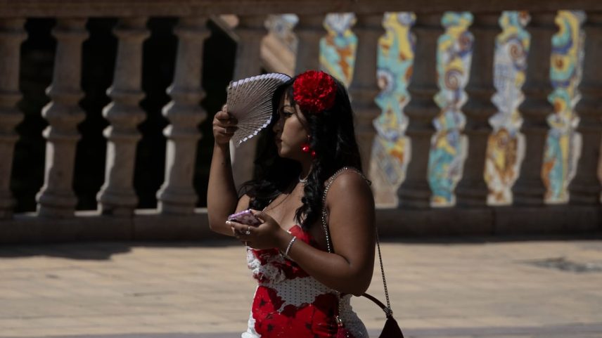 Uma mulher se protege do sol com um abanico, este miércoles em Sevilla. (Foto: PACO PUENTES)
