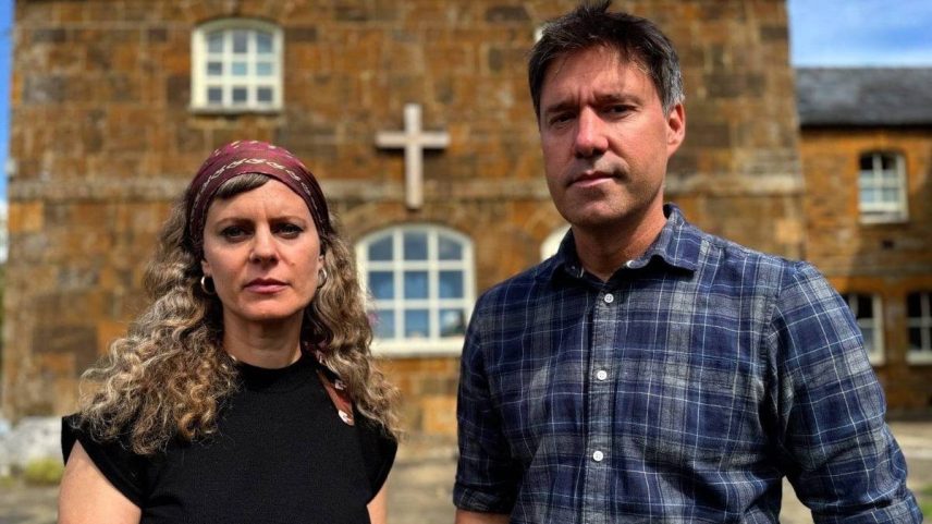 Jon Ironmonger se reuniu com a diretora do novo documentário da BBC, Ellena Wood, na Capela Bugbrooke em Northamptonshire, na Inglaterra. Lá, foi fundada a Fraternidade de Jesus, em 1969 (Foto: BBC)