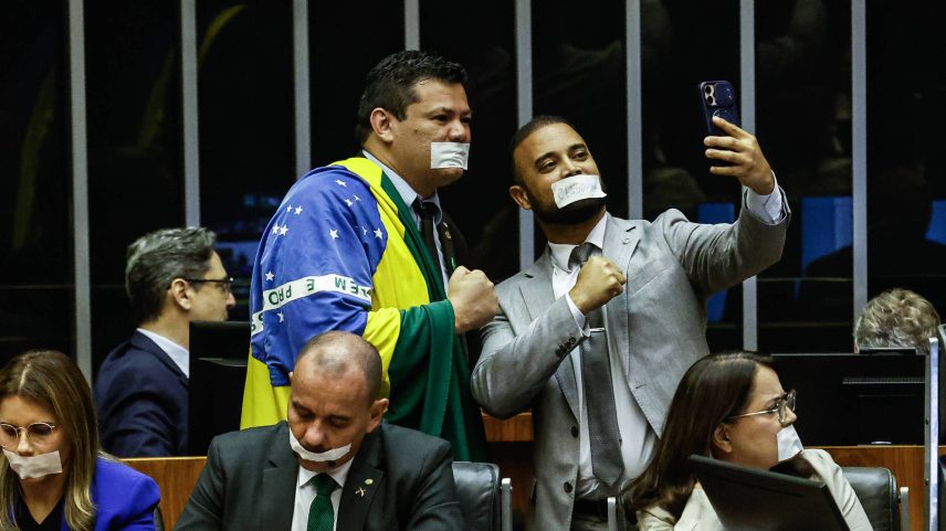Deputados da oposição fazem ato no plenário da Câmara contra a prisão domiciliar de Jair Bolsonaro (Foto: Gabriela Biló/Folhapress)