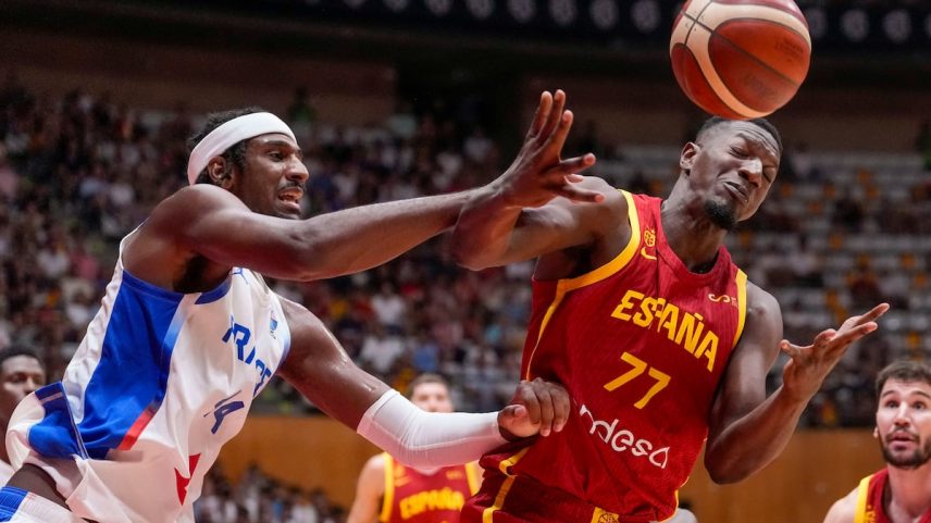 Sima luta com Jaiteh pelo balón na partida entre Espanha e França. (Foto: Enric Fontcuberta/EFE)