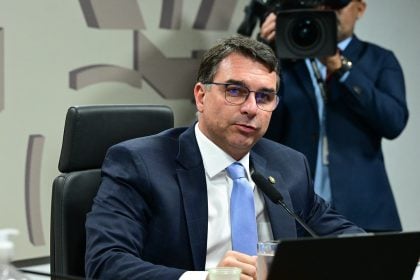 Senador Flávio Bolsonaro preside a reunião da Comissão de Segurança Pública (CSP) no dia 8 de julho de 2025. (Foto: Geraldo Magela/Agência Senado)