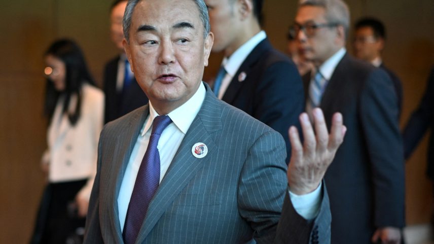 Ministro das Relações Exteriores da China, Wang Yi, gesticula para a imprensa enquanto caminha entre reuniões durante a 58ª Reunião de Ministros das Relações Exteriores da ASEAN e reuniões relacionadas no Centro de Convenções em Kuala Lumpur, em 11 de julho de 2025. (Foto: MANDEL NGAN/Pool via REUTERS)