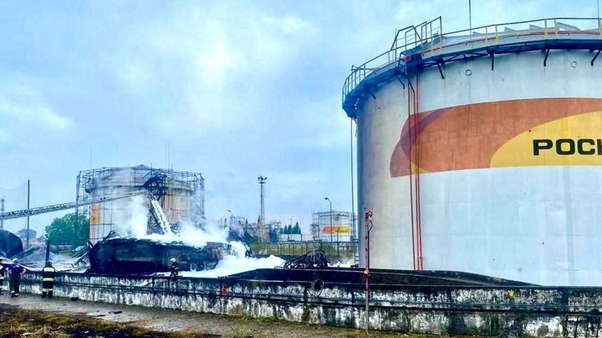 Um ataque de drone ucraniano durante a noite provocou um incêndio em um depósito de petróleo em Sochi, a estância balnear russa que sediou os Jogos Olímpicos de Inverno de 2014, a cerca de 400 quilômetros (250 milhas) da fronteira com a Ucrânia, informaram as autoridades em 3 de agosto de 2025. A Ucrânia tem atacado regularmente a infraestrutura de petróleo e gás da Rússia em resposta a ataques (Foto: Handout / Telegram / t.me/agproshunin / AFP)