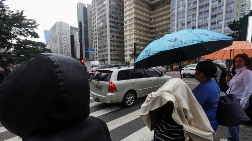 Paulistanos enfrentam dia de frio e chuva. (Foto: Tiago Queiroz/Estadão - 06/06/2025)