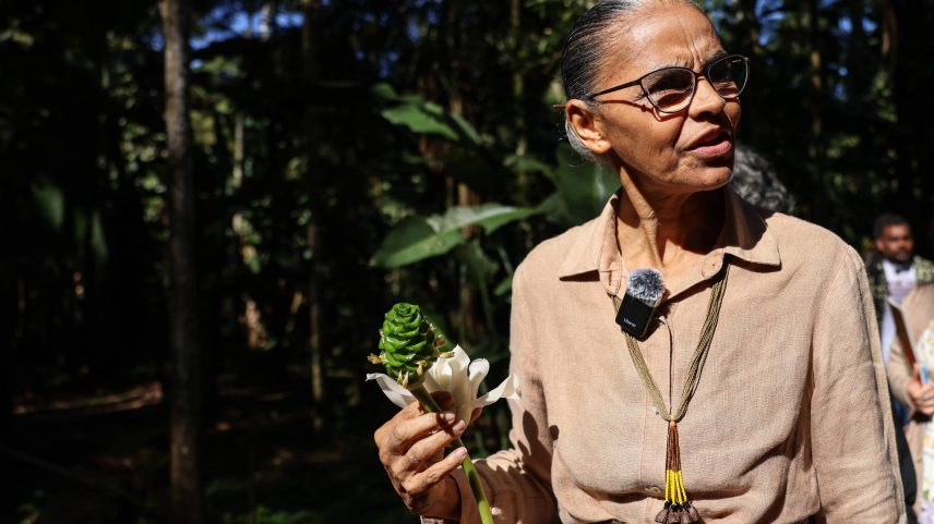 Ministra do Meio Ambiente, Marina Silva, conversa sobre projeto de licenciamento ambiental no quilombo do Campinho, na região de Paraty (RJ) (Foto: Mathilde Missioneiro/Folhapress)