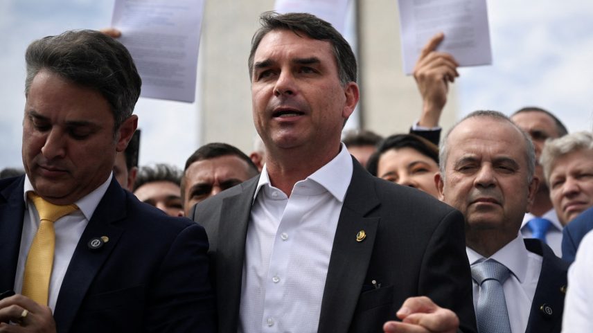 Senador Flavio Bolsonaro, filho do ex-presidente brasileiro Jair Bolsonaro, fala durante uma coletiva de imprensa, após o Supremo Tribunal Federal do Brasil emitir uma ordem de prisão domiciliar para seu pai, em Brasília, Brasil, 5 de agosto de 2025. (Foto: REUTERS/Mateus Bonomi)