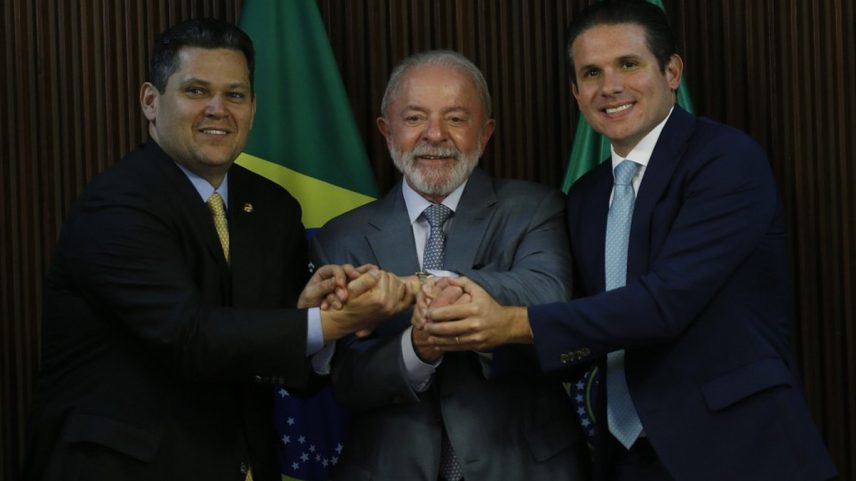 Presidente Lula assina MP que isenta tarifa de energia para pessoas vulneráveis que ganham até um salário mínimo. Ao lado, os presidentes do Senado, Davi Alcolumbre, e da Câmara, Hugo Motta. (Foto: Cristiano Mariz/Agência O Globo)