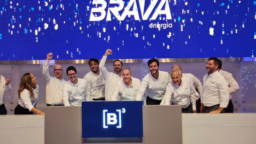 Décio Oddone (ao centro) e a diretoria-executiva da Brava Energia em toque simbólico da campainha na B3 (Foto: InfoMoney)