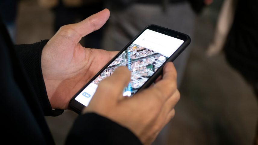 Um homem olha para seu telefone com a tela acesa e vê a rota que deve seguir para chegar ao seu destino com o aplicativo Google Maps. (Foto: F2GPHOTOGRAPHY/Getty Images)