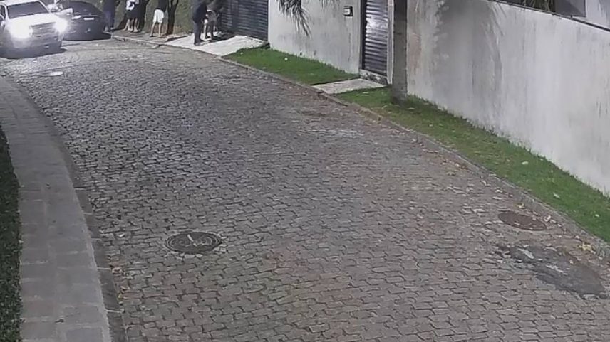 Delegado Moyses Santana revista jovens antes de ataque ter início; defesa diz que Willyam Matheus Vieira estava rendido (bermuda branca) (Foto: Reprodução/Câmera de segurança)