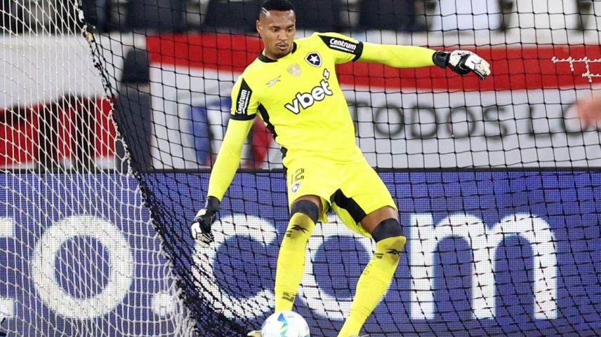 John permaneceu no Botafogo após negociação com West Ham (Foto: Vítor Silva/Botafogo)