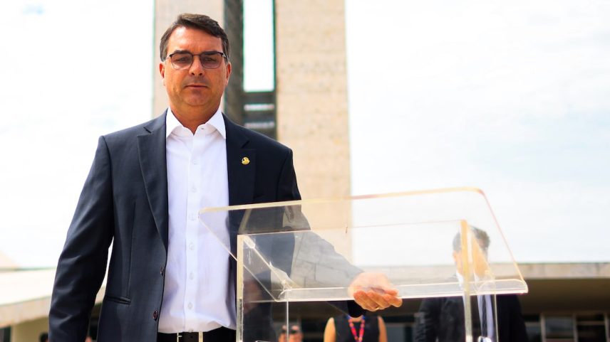 Flávio Bolsonaro defende a anistia aos envolvidos no 8 de janeiro, o impeachment de Moraes e o fim do foro privilegiado como forma de "pacificar" o país. (Foto: Wilton Junior/Estadão)