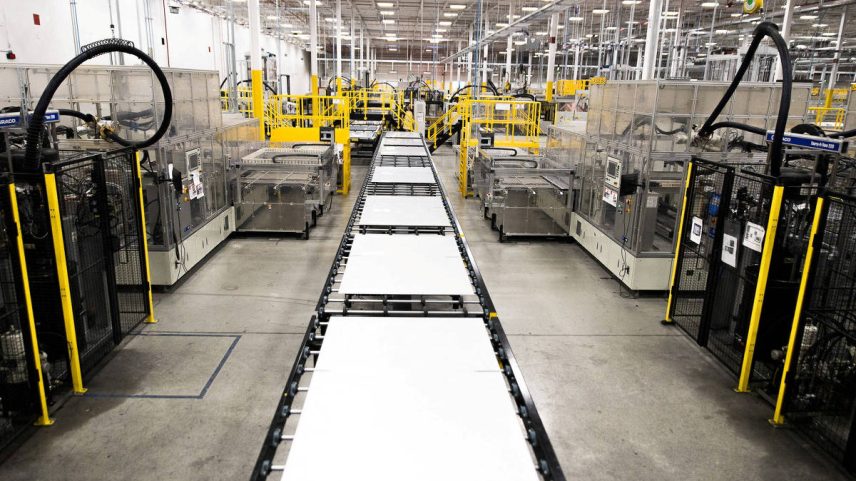Linha de montagem de painéis solares da First Solar em Ohio, nos EUA (Foto: Megan Jelinger - 8.jul.2022/Reuters)